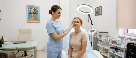 Belgrad'daki Medical Time hastanesinde cerrahisiz yüz germe için Aptos iplik