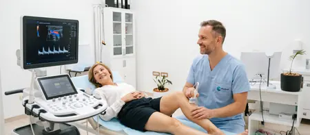 Gefäßchirurg untersucht Beinvenen und Beinarterien mit Doppler-Ultraschall in Belgrad