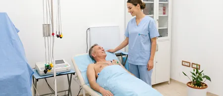 Medical Time Hastanesi Belgrad'da kalp çalışmasının EKG ile çekimi