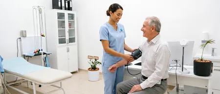 Belgrad'daki Medical Time hastanesinde 24 saatlik ölçüm için Holter kan basıncı cihazı