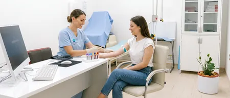 Medical Time Hastanesi Belgrad'da laboratuvar tahlilleri için kan alımı