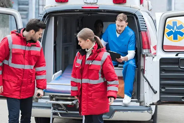 Ambulans yanında sağlık ekibi