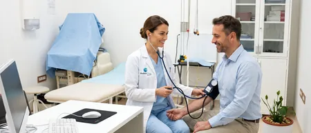 Belgrad'daki Medical Time hastanesinde pratisyen hekim muayenesi