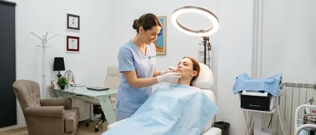 Belgrad'daki Medical Time hastanesinde dudaktan silikon alınması
