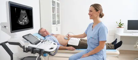 Belgrad'daki Medical Time hastanesinde batın ultrasonu yapan doktor