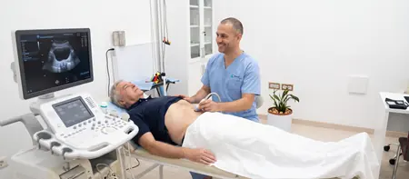 Belgrad'daki Medical Time hastanesinde karın üzerinden prostat ve mesane ultrasonu