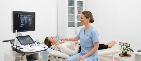 Belgrad'daki Medical Time hastanesinde boyundan tiroid ultrasonu
